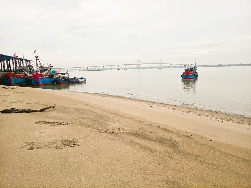 Hà Tĩnh: Nghịch lý cảng cá hiện đại, tàu vẫn phải canh thủy triều - ảnh 1