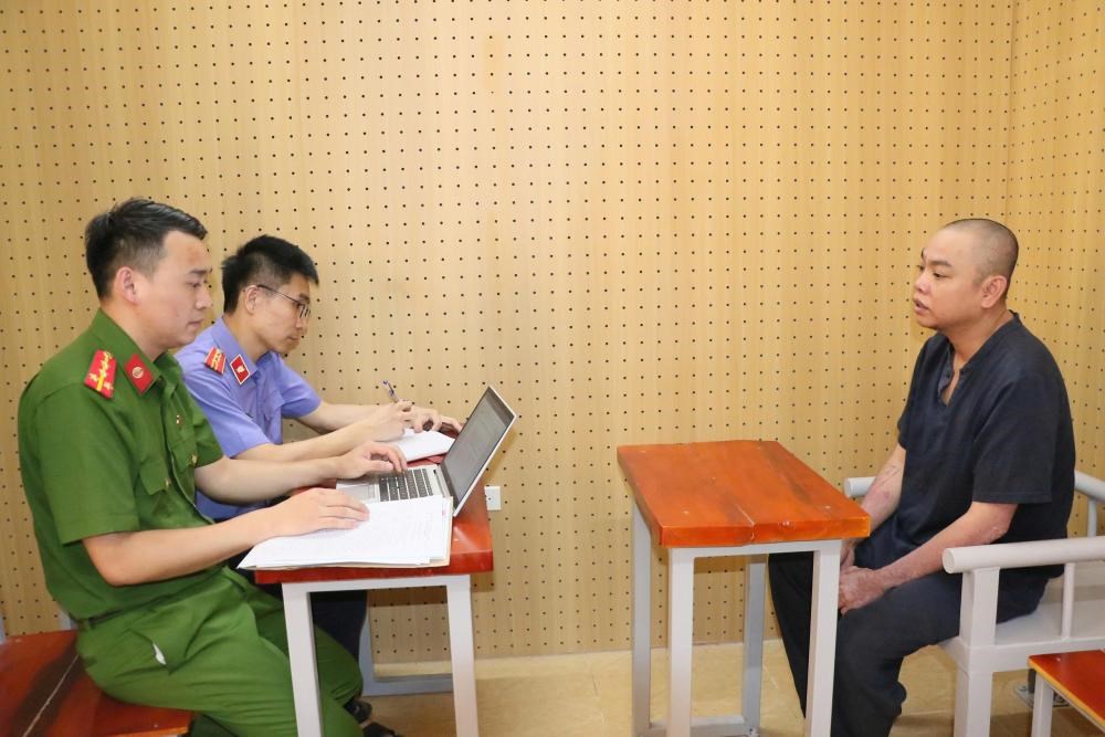 Bắt hai đối tượng giả danh nhà báo ghi hình cảnh sát giao thông để tống tiền - ảnh 2