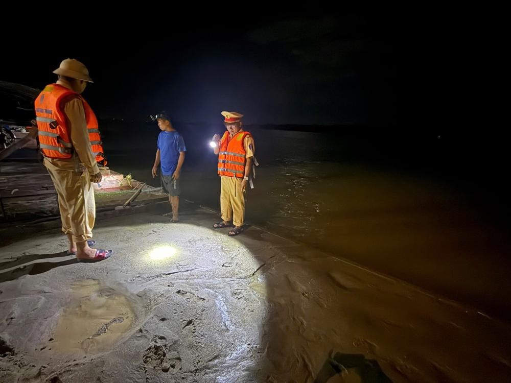 Bắt giữ thuyền chở cát “lậu” trên sông Lam  - ảnh 1