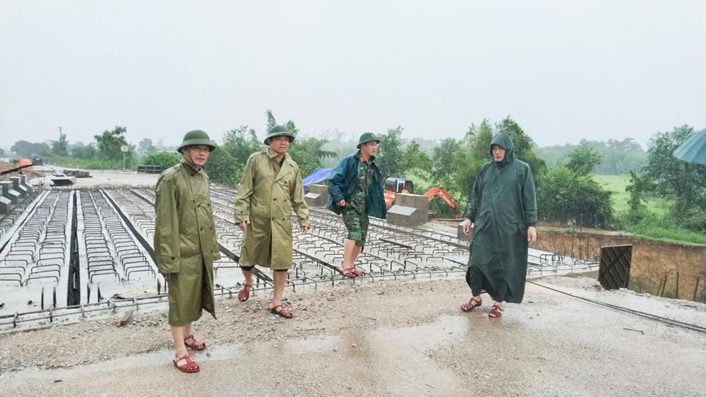 Nước lũ cuốn trôi cầu ở Hà Tĩnh - ảnh 3