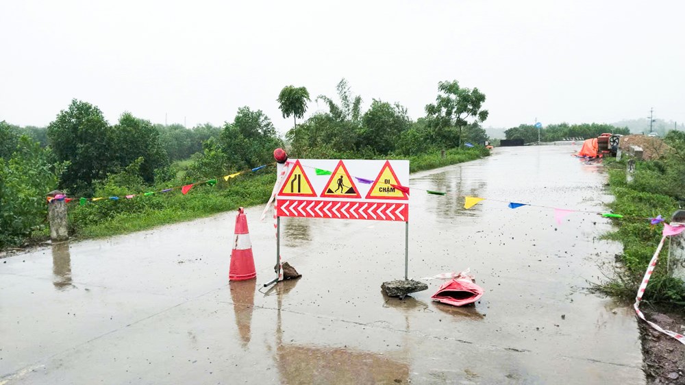 Nước lũ cuốn trôi cầu ở Hà Tĩnh - ảnh 4