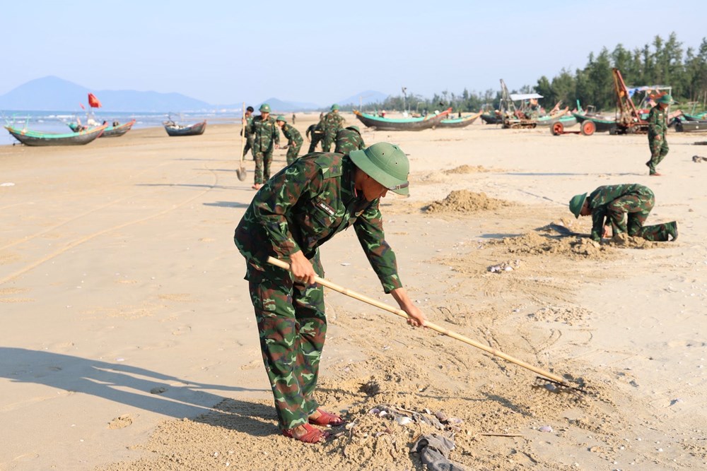 Huy động lực lượng thu gom hàng tấn vỏ ngao tím dạt vào bờ biển Hà Tĩnh - ảnh 2