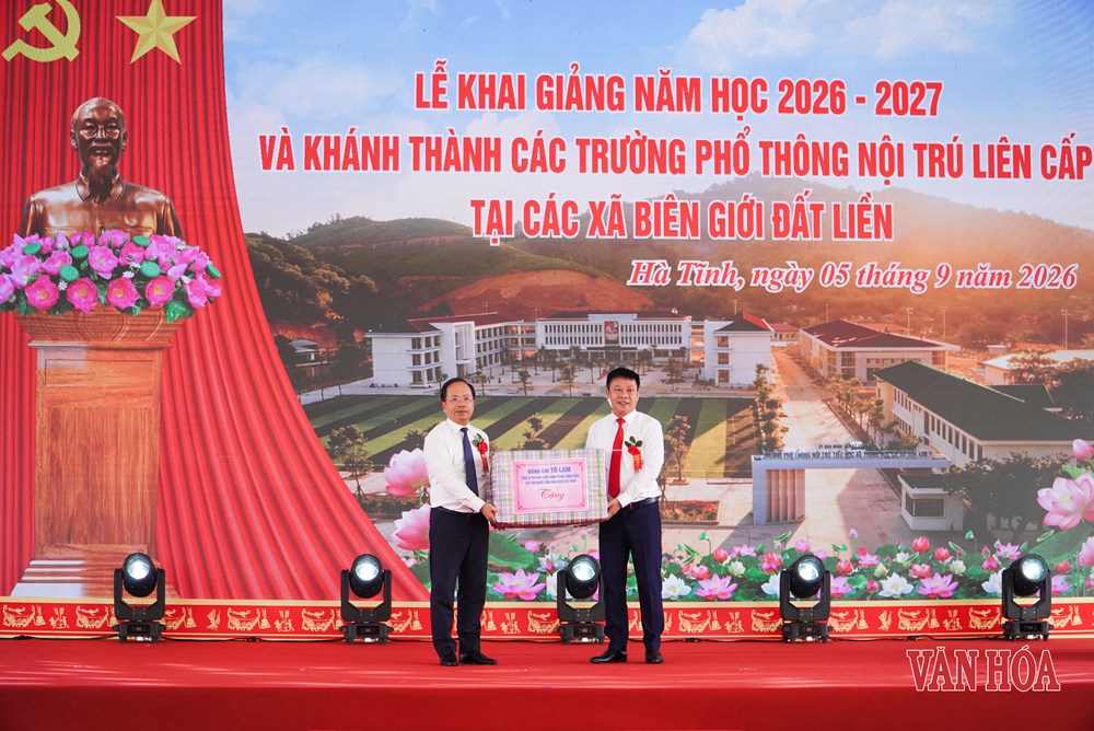 Rộn ràng ngày khai trường nơi vùng biên Hà Tĩnh - ảnh 6
