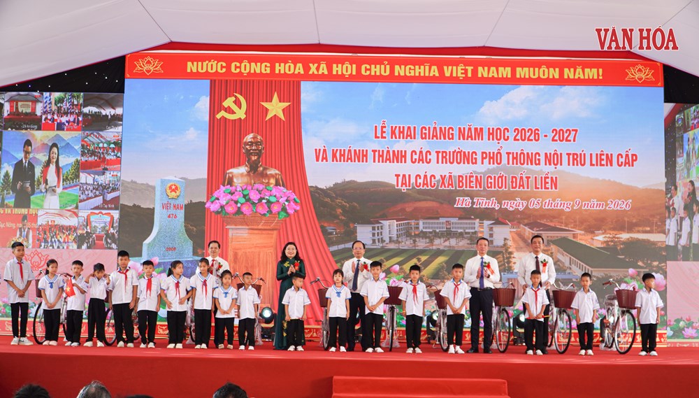 Rộn ràng ngày khai trường nơi vùng biên Hà Tĩnh - ảnh 7