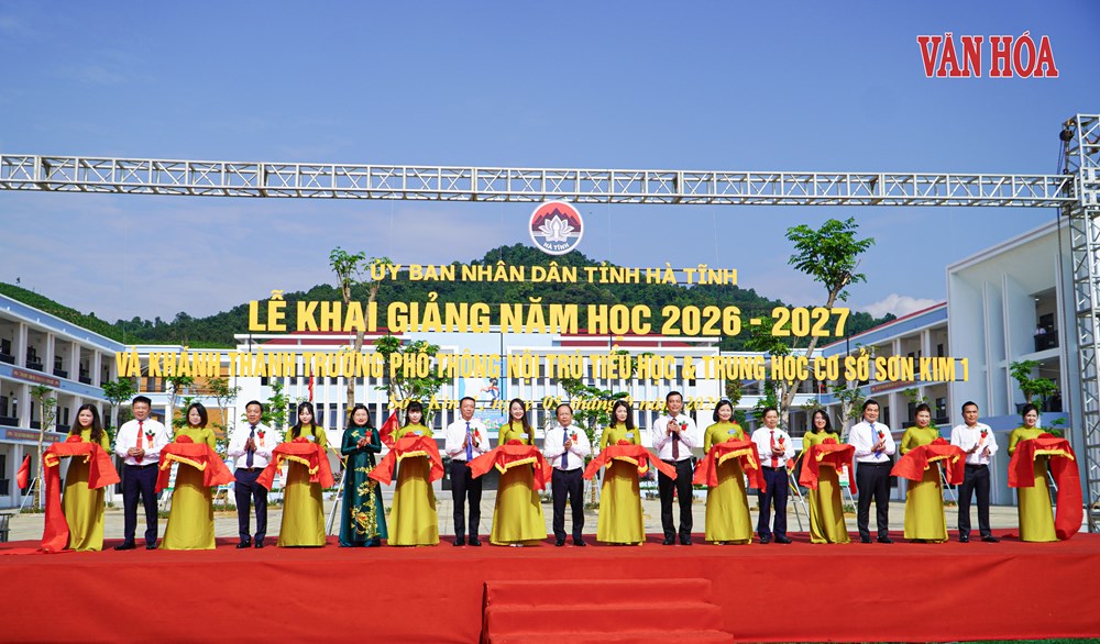 Rộn ràng ngày khai trường nơi vùng biên Hà Tĩnh - ảnh 9