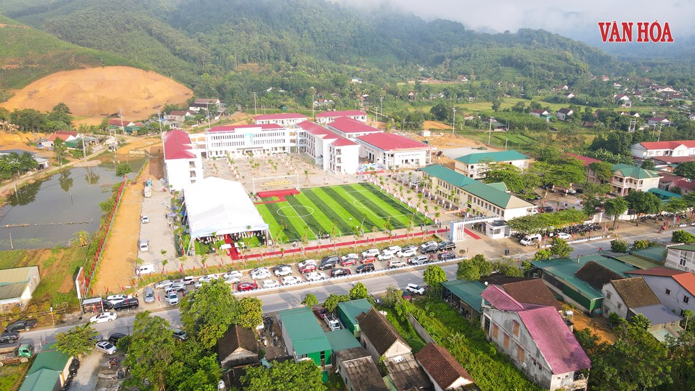 Rộn ràng ngày khai trường nơi vùng biên Hà Tĩnh - ảnh 1