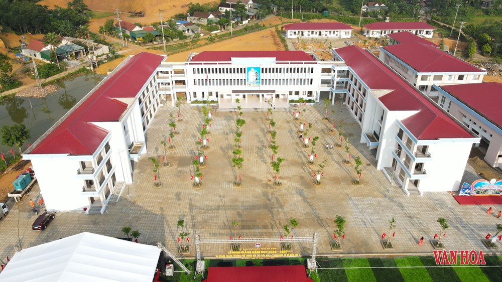 Rộn ràng ngày khai trường nơi vùng biên Hà Tĩnh - ảnh 11