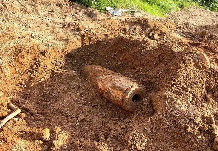 San đất làm nghĩa trang, phát hiện quả bom nặng 227kg - ảnh 1