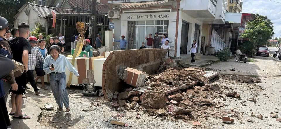 Xe cẩu tông đổ cổng làng, bé trai lớp 3 bị đứt lìa cánh tay - ảnh 1