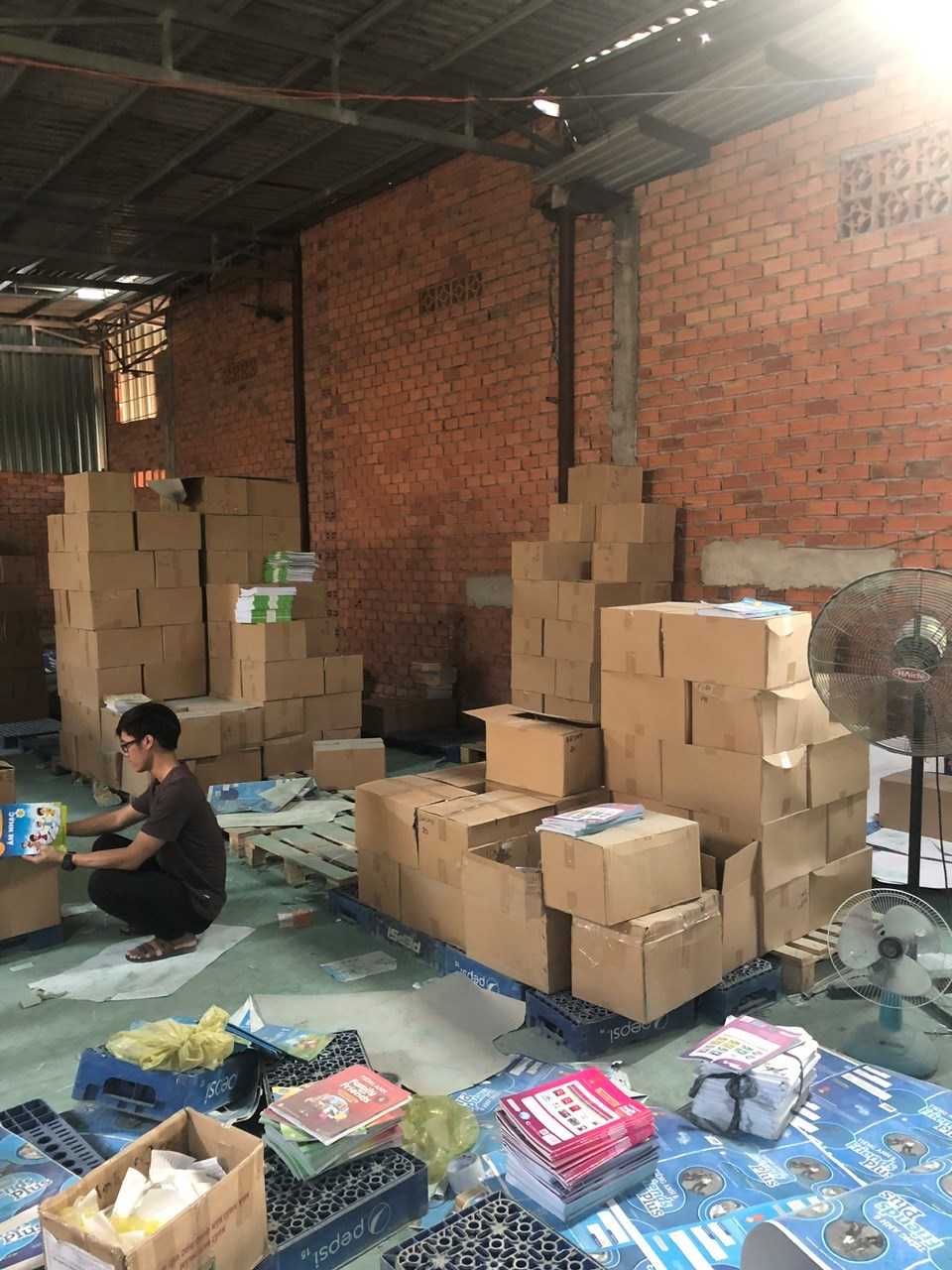 Triệt phá đường dây sách giáo khoa giả - ảnh 3