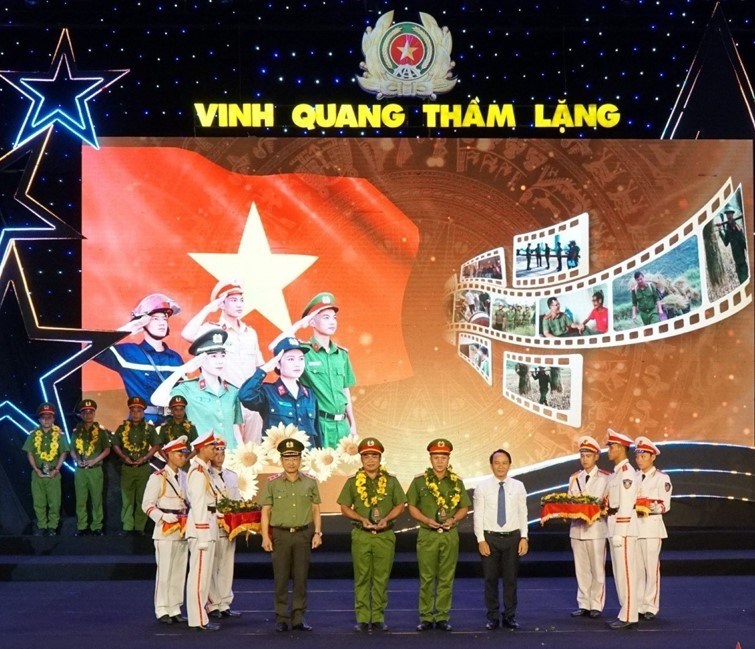 Biểu dương, khen thưởng 79 tấm gương công an xã tiêu biểu - ảnh 1