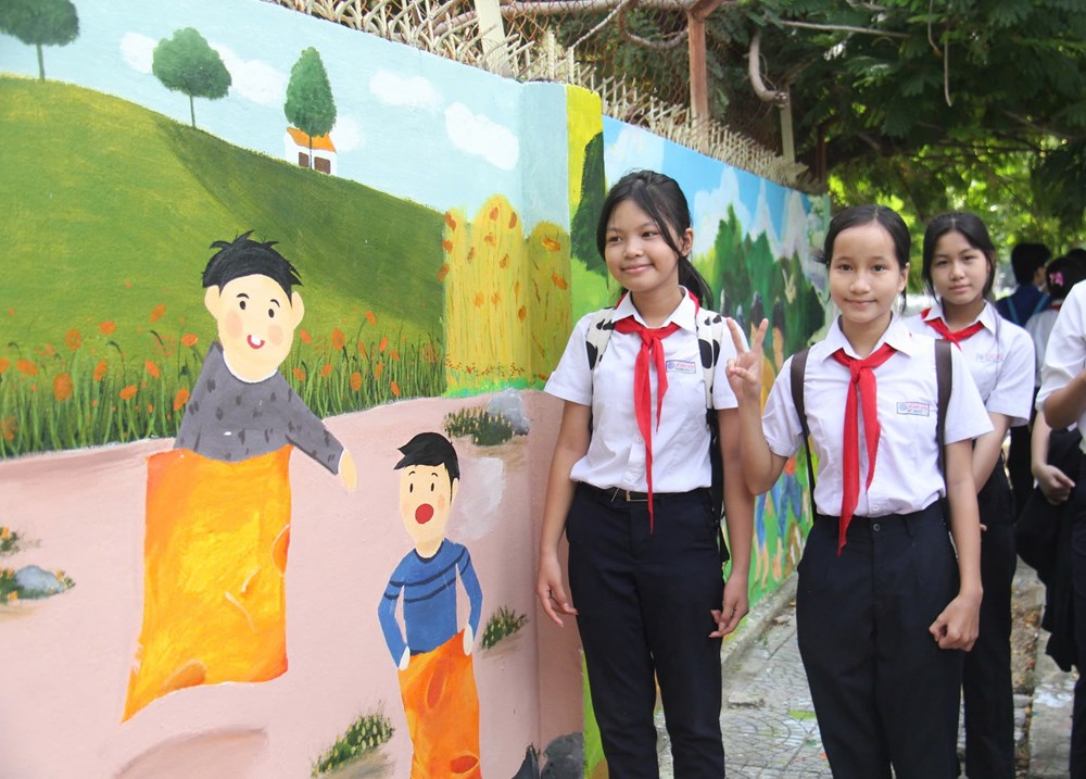 “Hô biến” dãy tường cũ thành con đường bích họa - ảnh 4