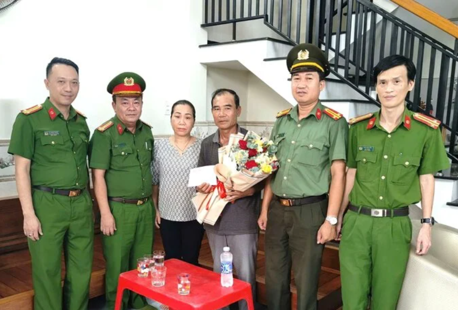 Biểu dương, khen thưởng hai vợ chồng dập tắt đám cháy, cứu bốn người nhà hàng xóm - ảnh 1