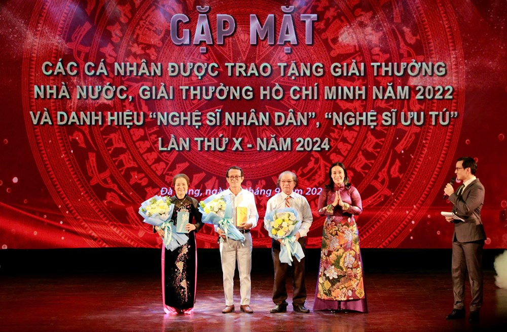 TP Đà Nẵng gặp gỡ, vinh danh 13 nghệ sĩ được giải thưởng cao quý - ảnh 2