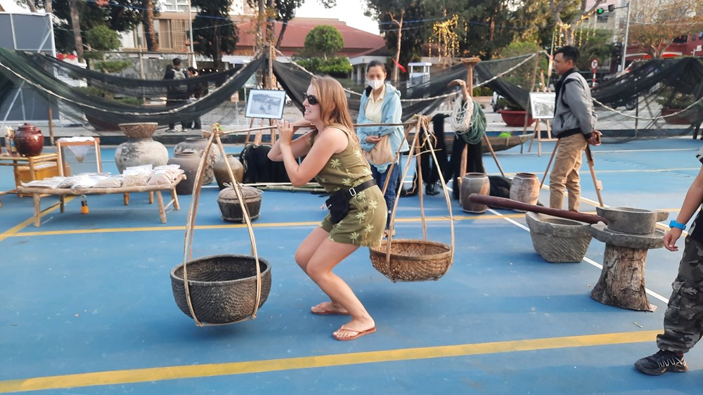 Hàng nghìn tư liệu được trưng bày tại Triển lãm “Đà Nẵng - xưa và nay” - ảnh 2