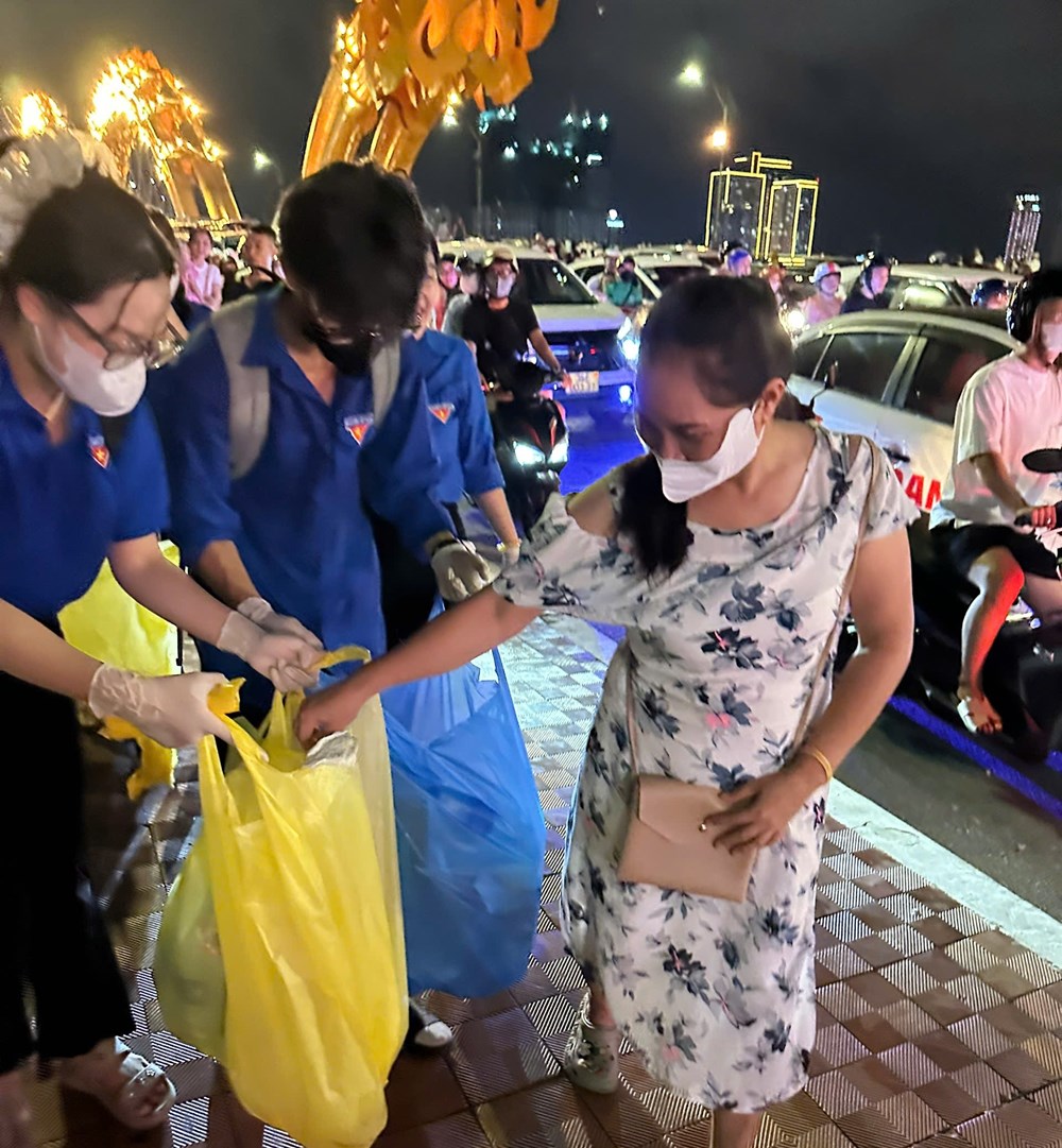 Thông điệp bảo vệ môi trường sau mỗi mùa pháo hoa rực rỡ - ảnh 1