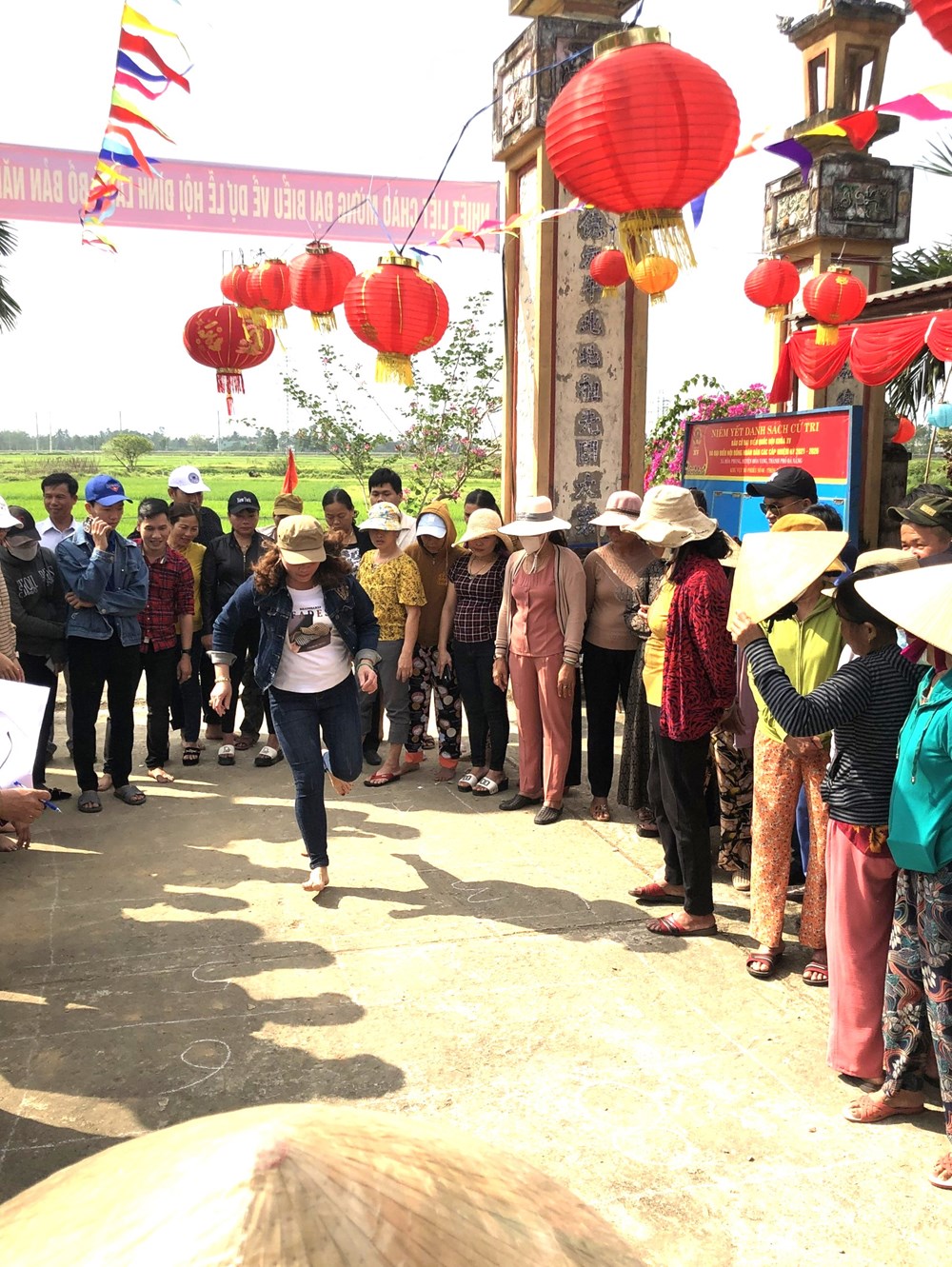 Dẹp “nạn” rải vàng mã khi đưa tang - ảnh 2