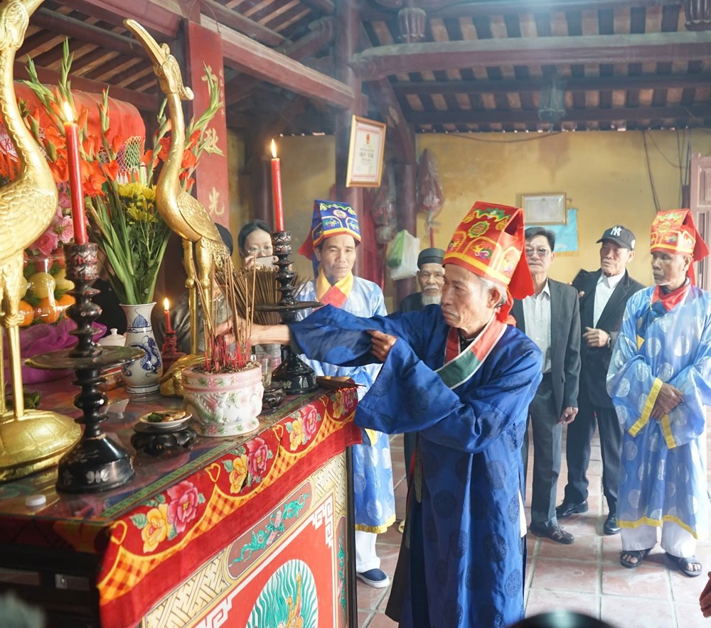 Dẹp “nạn” rải vàng mã khi đưa tang - ảnh 1