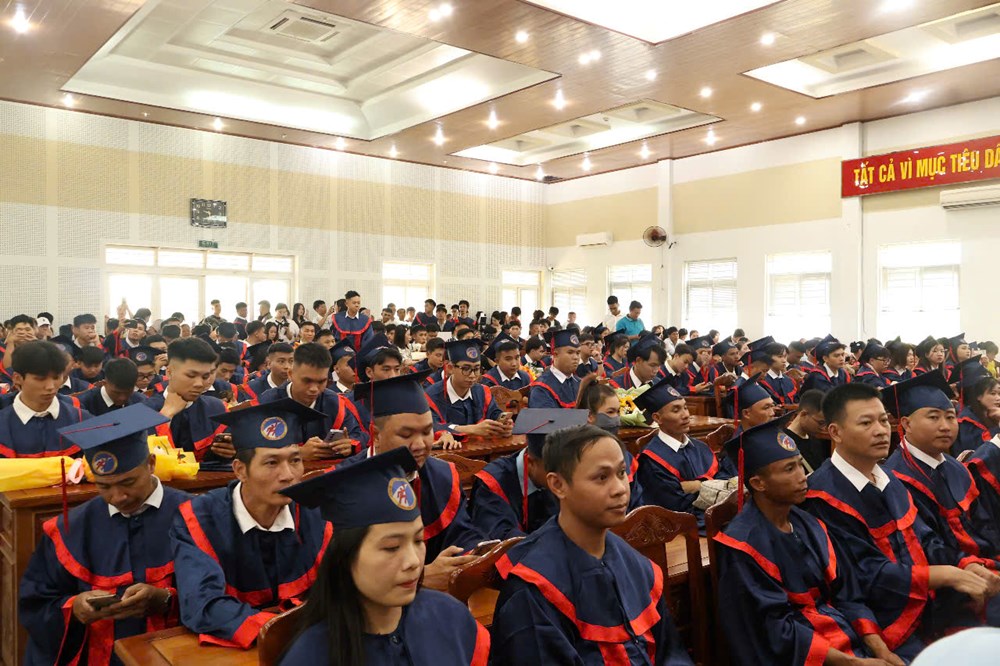 Trường Đại học Thể dục thể thao Đà Nẵng tổ chức Lễ tốt nghiệp đợt I cho gần 200 sinh viên - ảnh 2