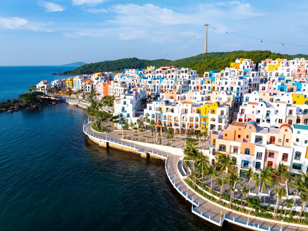 Một thị trấn với sắc trắng và màu trời đang gây sốt ở Phú Quốc - ảnh 1