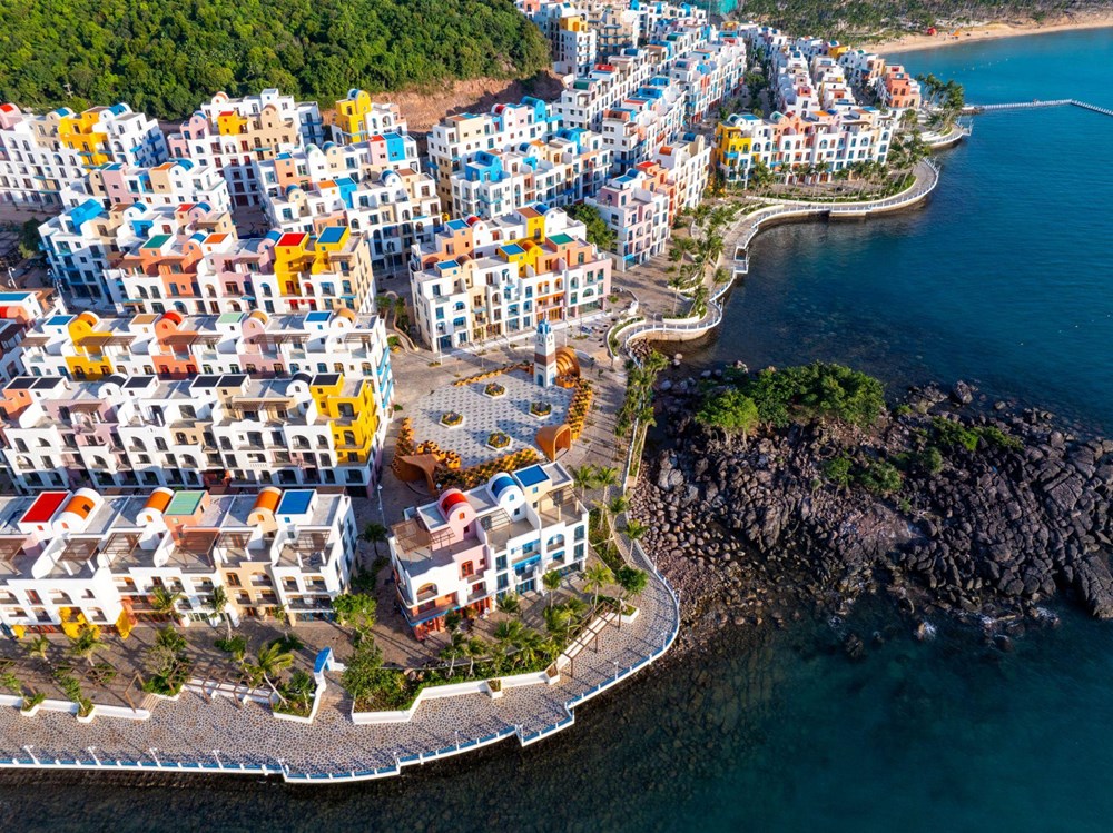 Một thị trấn với sắc trắng và màu trời đang gây sốt ở Phú Quốc - ảnh 2