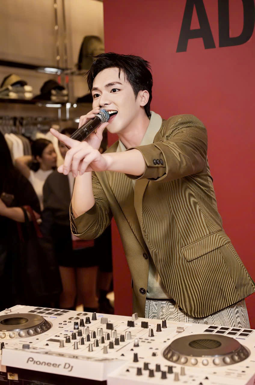 Vương Bình “khuấy động” sự kiện HUGO, chính thức mở màn chiến dịch “Red Means GO” tại Việt Nam - ảnh 3