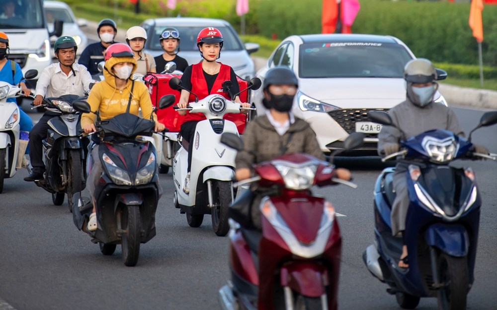 Nghỉ lễ dài ngày: Người trẻ chọn gửi đồ trước để giảm tải hành lý - ảnh 1