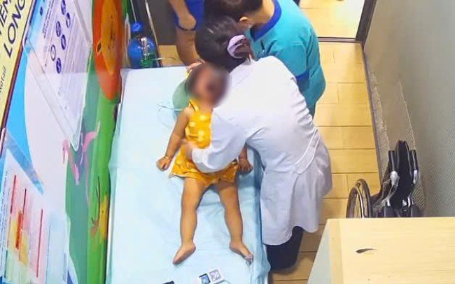 Khẩn cấp cứu nguy cháu bé 12 tháng tuổi tím tái vì sặc sữa - ảnh 1