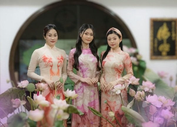 Thí sinh Người đẹp Áo dài và Sen 2024 duyên dáng trong tà áo dài lụa - ảnh 1
