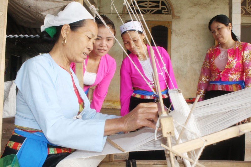 Đưa nghề dệt thổ cẩm của người Mường Phú Thọ trở thành sản phẩm du lịch hấp dẫn - ảnh 1