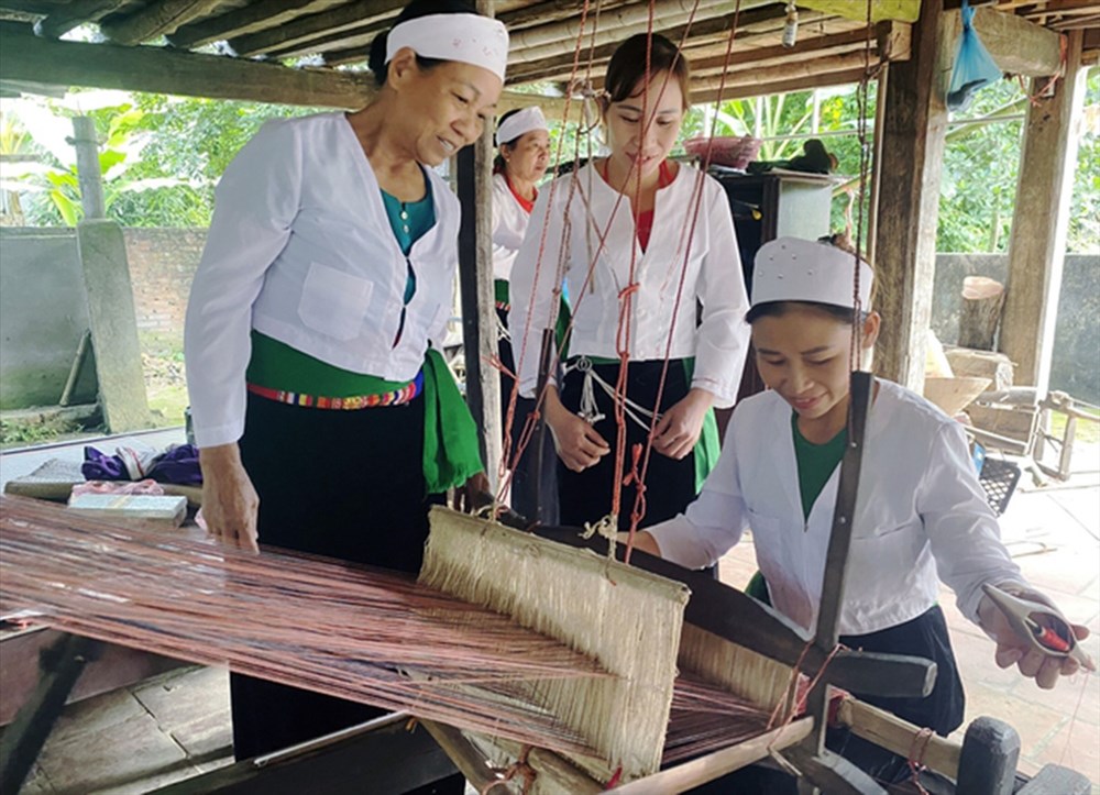 Đưa nghề dệt thổ cẩm của người Mường Phú Thọ trở thành sản phẩm du lịch hấp dẫn - ảnh 2