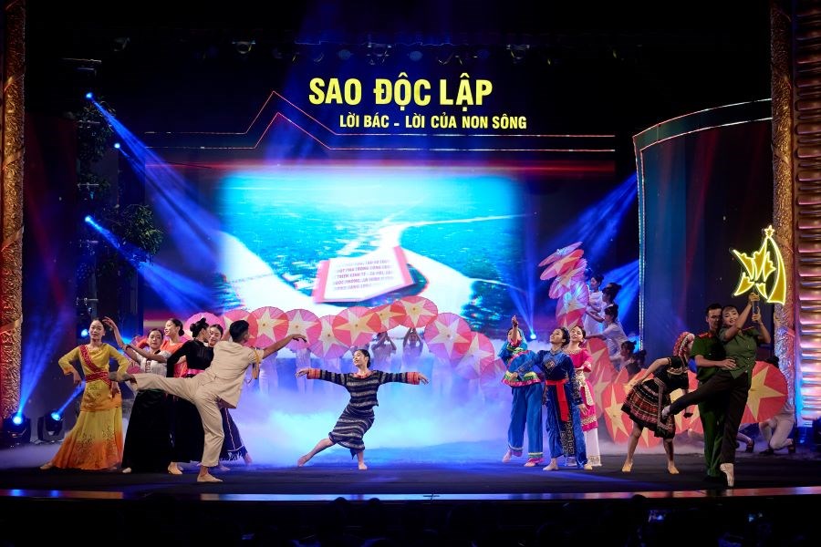 Hào hùng và lắng đọng - ảnh 5