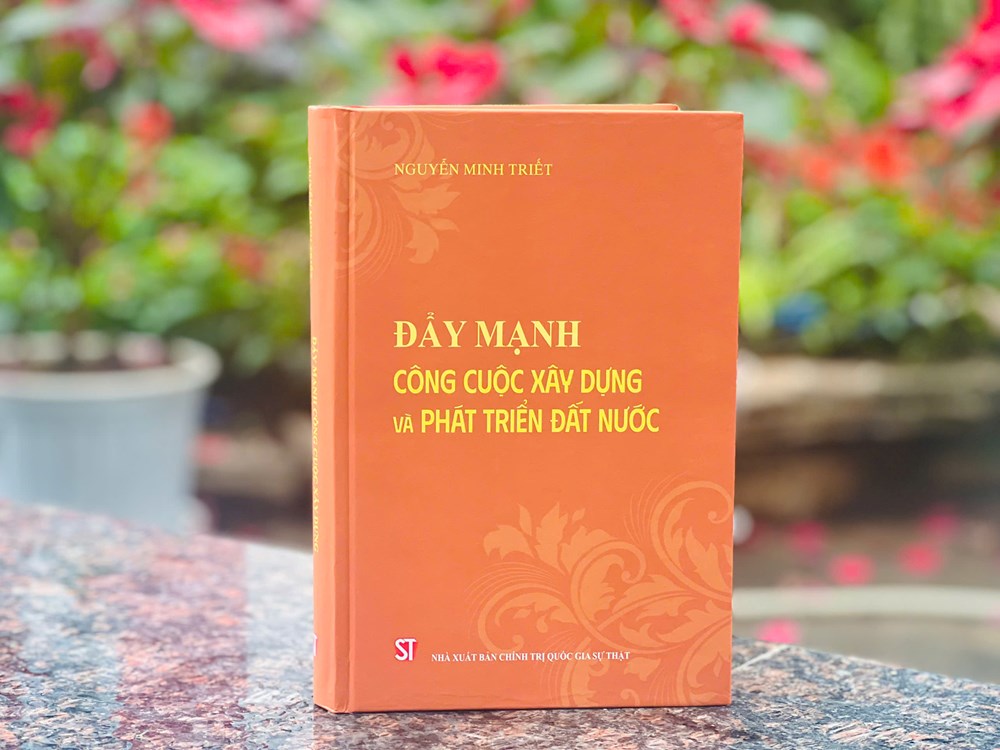 Trao tặng nguyên Chủ tịch nước Nguyễn Minh Triết cuốn sách “Đẩy mạnh công cuộc xây dựng và phát triển đất nước” - ảnh 2