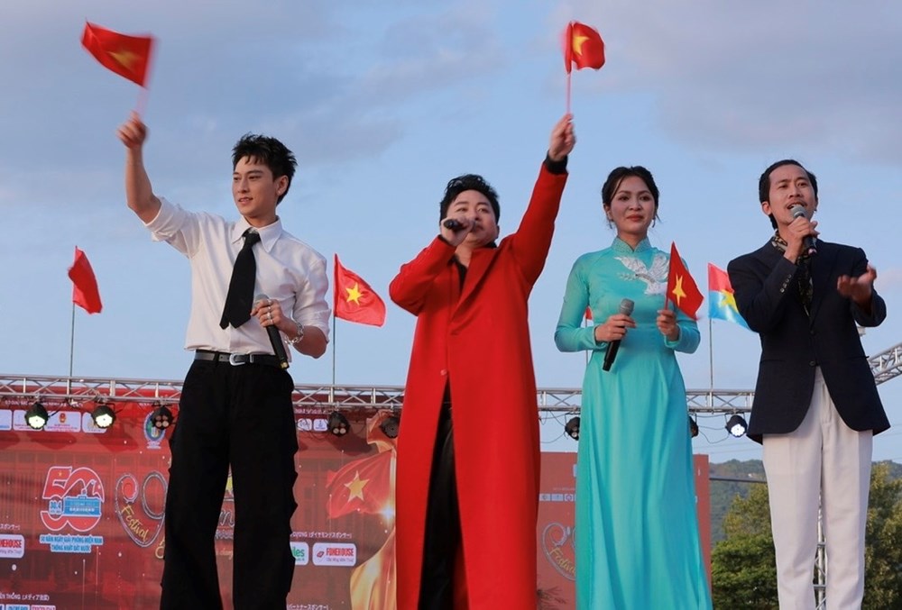 Tùng Dương hòa giọng cùng Isaac, Duyên Quỳnh tại Nhật Bản - ảnh 1