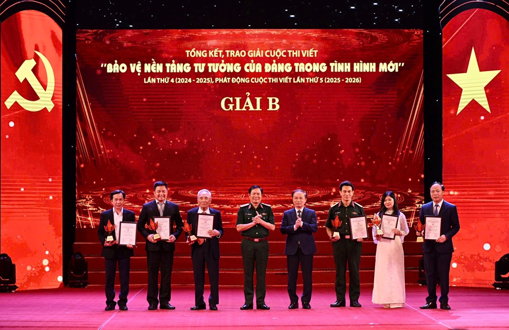 Trao giải Cuộc thi viết "Bảo vệ nền tảng tư tưởng của Đảng trong tình hình mới” - ảnh 4