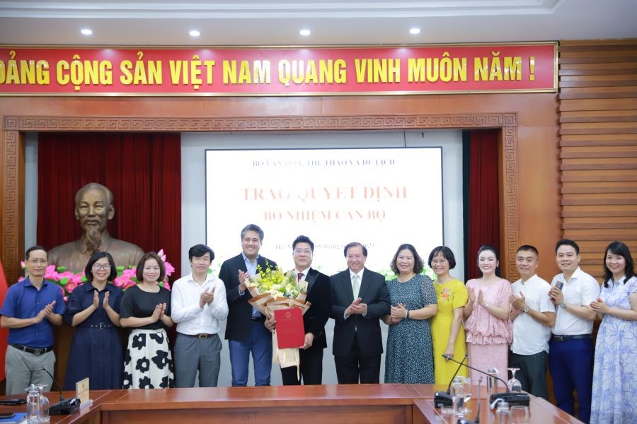 Bộ VHTTDL công bố, trao quyết định bổ nhiệm cán bộ - ảnh 6