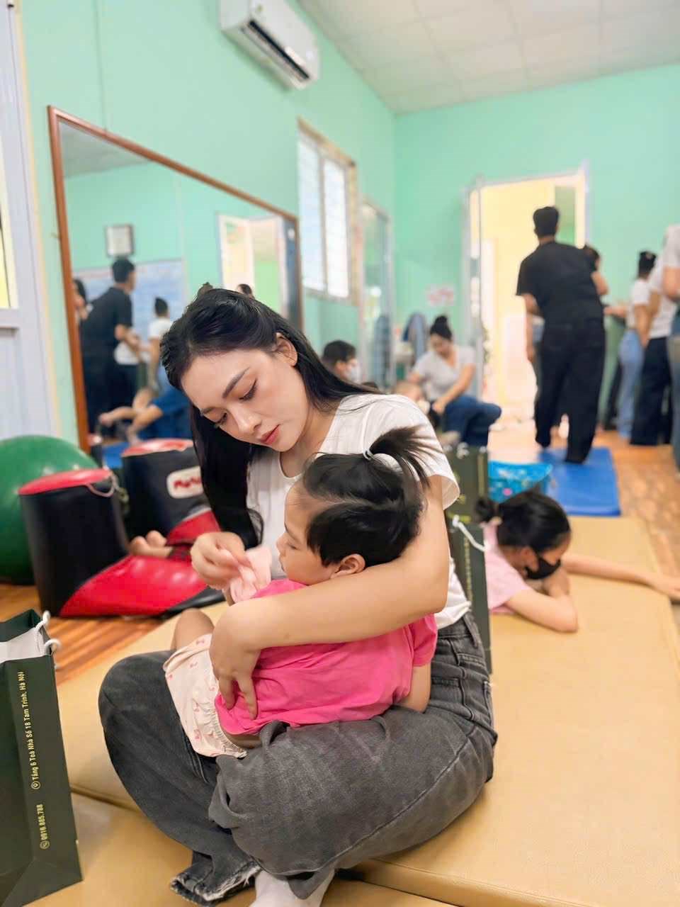 Lan tỏa yêu thương từ thí sinh “Hoa hậu Quý bà Hòa bình Việt Nam” đến các em nhỏ nhiễm chất độc da cam - ảnh 2