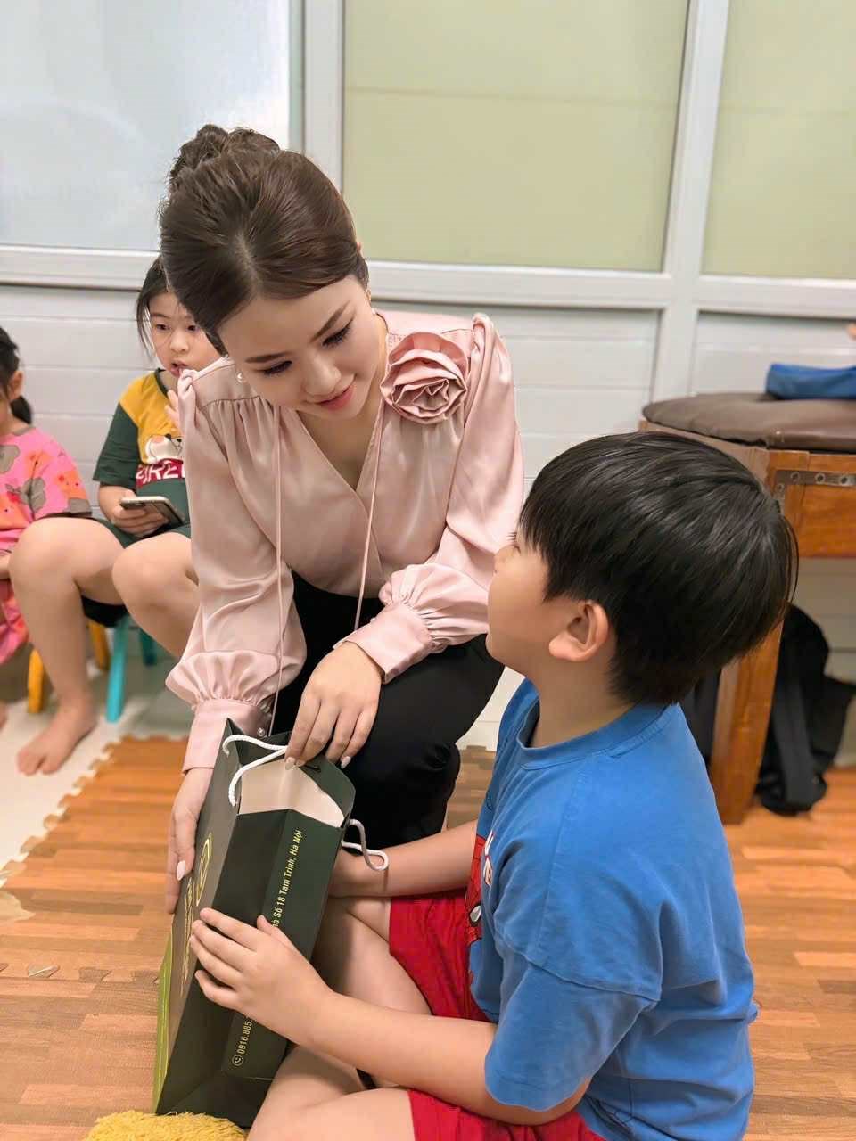 Lan tỏa yêu thương từ thí sinh “Hoa hậu Quý bà Hòa bình Việt Nam” đến các em nhỏ nhiễm chất độc da cam - ảnh 3