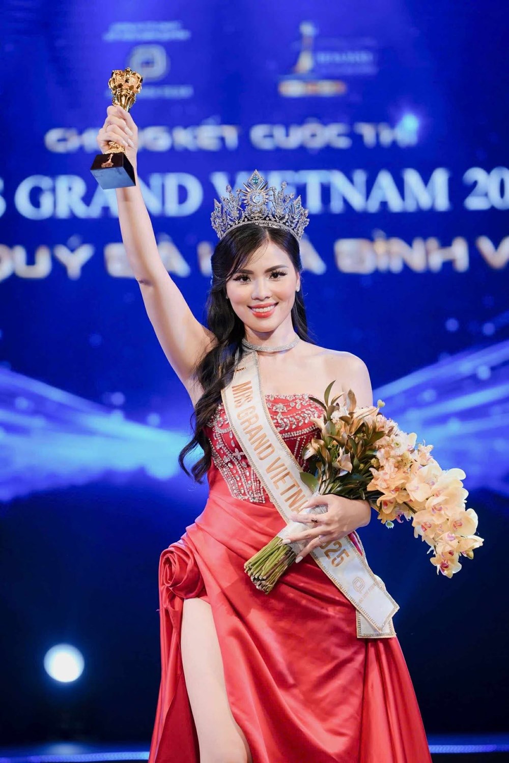 Nguyễn Thị Thưa đăng quang Mrs Grand Vietnam 2025 - ảnh 1