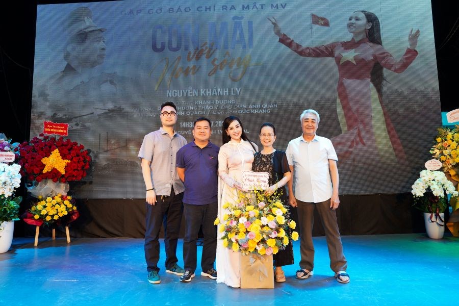 Sao Mai Khánh Ly tri ân các anh hùng liệt sĩ với MV “Còn mãi với non sông” - ảnh 6