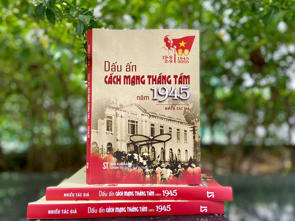Sống lại những ngày lịch sử qua từng trang sách “Dấu ấn Cách mạng Tháng Tám năm 1945” - ảnh 1