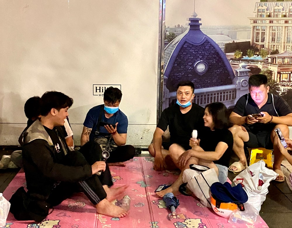 Người dân “cắm trại” chờ nhận vé concert “80 năm Hành trình Độc lập – Tự do – Hạnh phúc” - ảnh 3