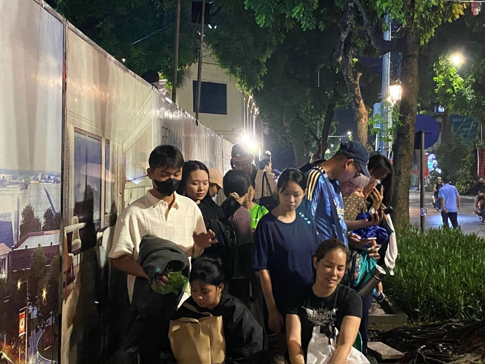Người dân “cắm trại” chờ nhận vé concert “80 năm Hành trình Độc lập – Tự do – Hạnh phúc” - ảnh 5