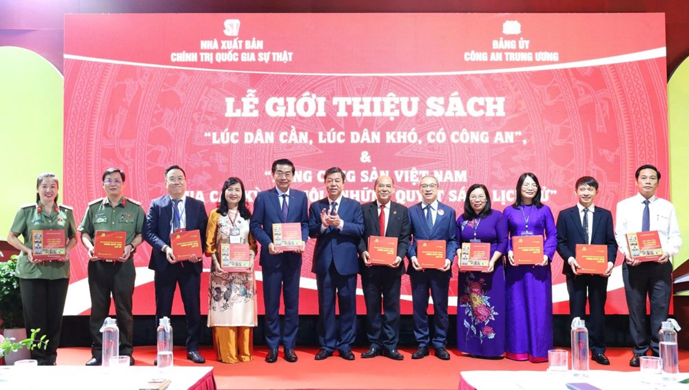 Ra mắt sách “Lúc dân cần, lúc dân khó, có Công an” và “Đảng Cộng sản Việt Nam qua các kỳ đại hội - Những quyết sách lịch sử” - ảnh 4