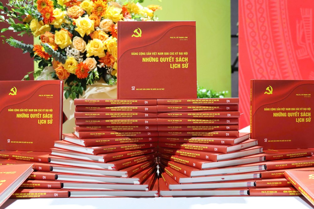 Ra mắt sách “Lúc dân cần, lúc dân khó, có Công an” và “Đảng Cộng sản Việt Nam qua các kỳ đại hội - Những quyết sách lịch sử” - ảnh 1
