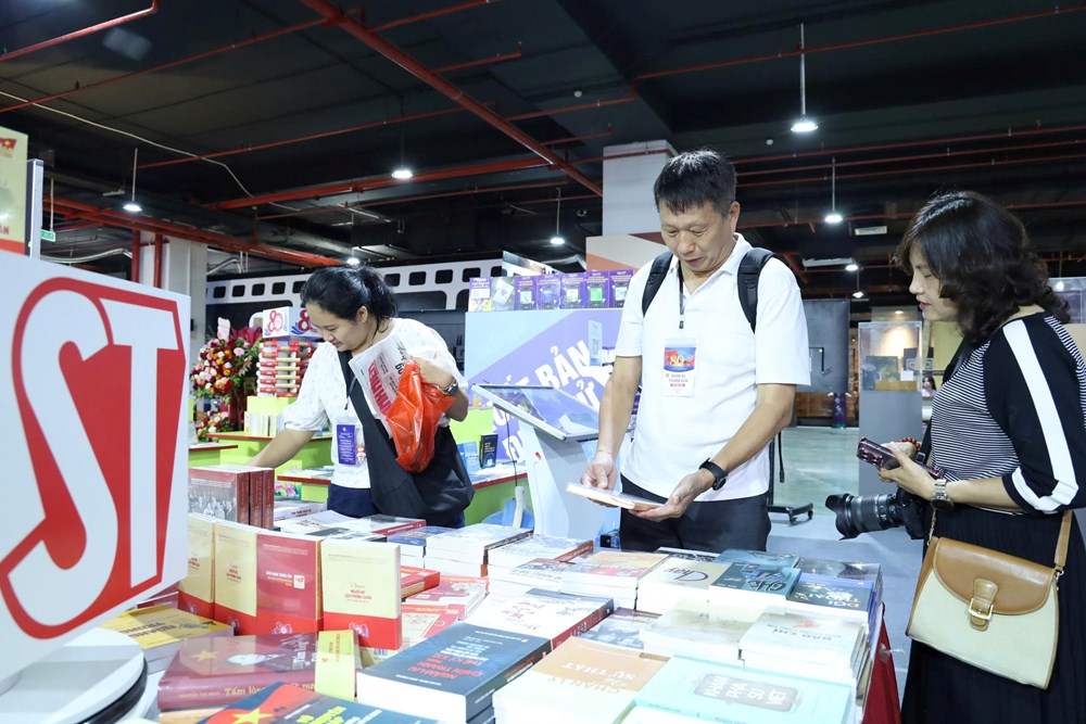 Ra mắt sách “Lúc dân cần, lúc dân khó, có Công an” và “Đảng Cộng sản Việt Nam qua các kỳ đại hội - Những quyết sách lịch sử” - ảnh 6