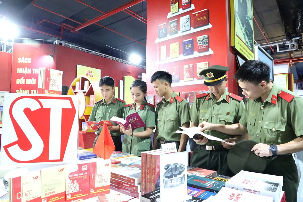 Ra mắt sách “Lúc dân cần, lúc dân khó, có Công an” và “Đảng Cộng sản Việt Nam qua các kỳ đại hội - Những quyết sách lịch sử” - ảnh 5