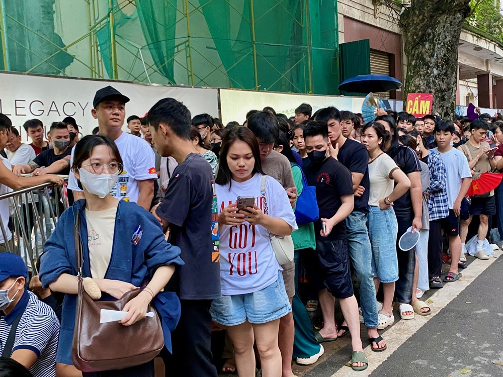 Hàng nghìn khán giả kiên nhẫn ngồi chờ qua đêm - ảnh 8