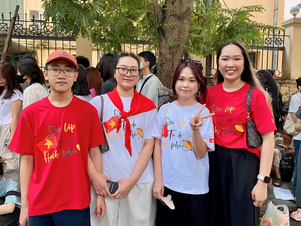 Hàng nghìn khán giả kiên nhẫn ngồi chờ qua đêm - ảnh 9