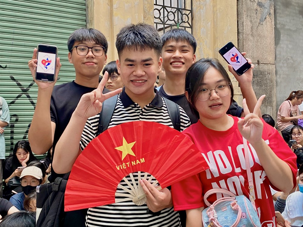 Hàng nghìn khán giả kiên nhẫn ngồi chờ qua đêm - ảnh 10